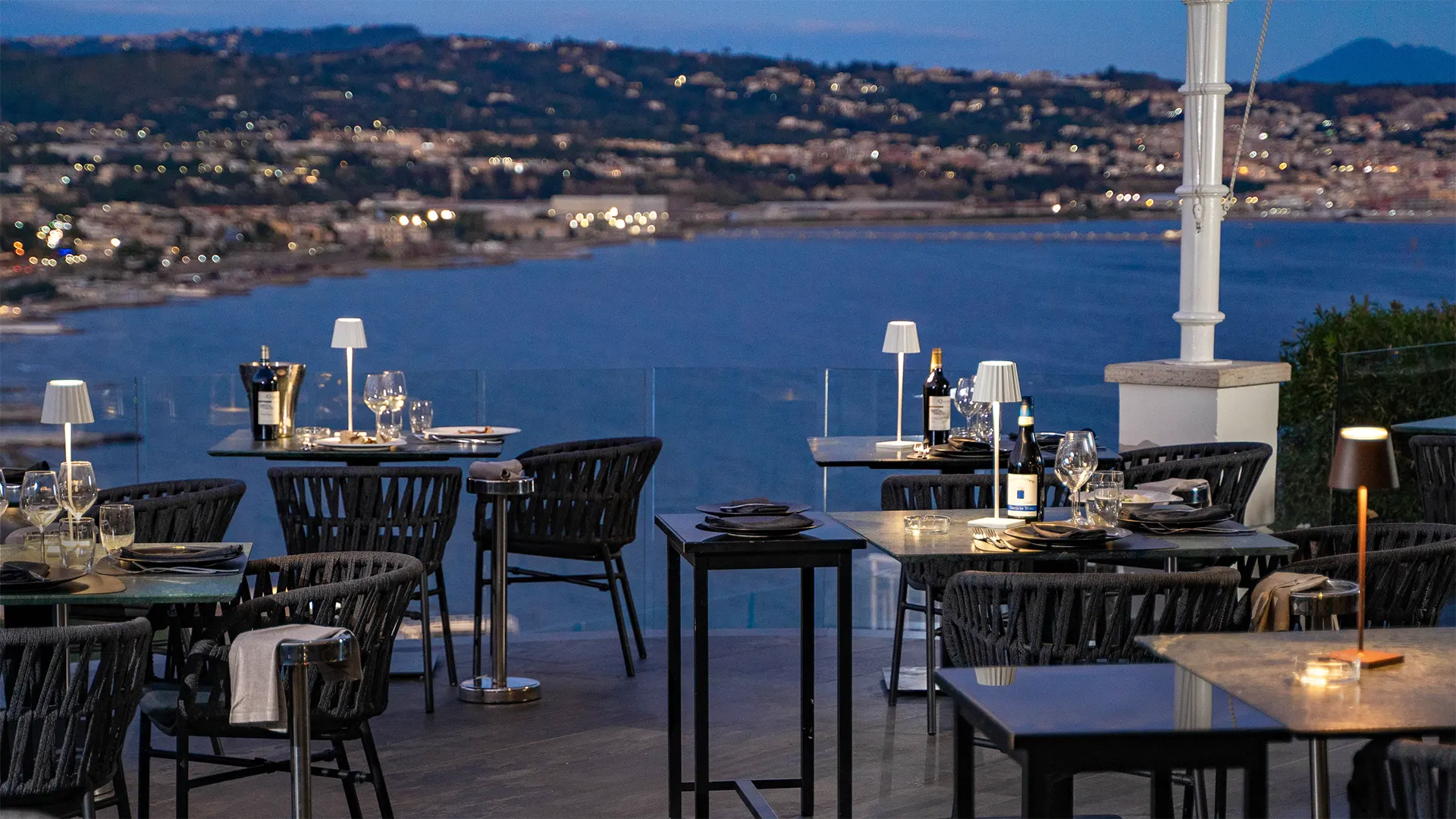 Un ristorante terrazza a metà tra mare e giardino